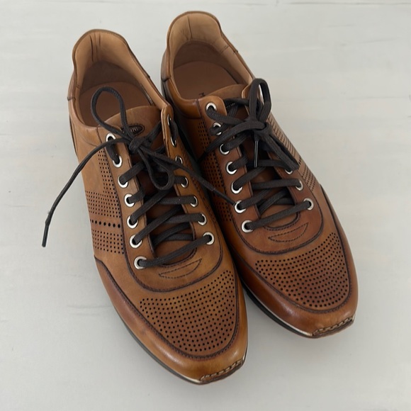 Magnanni Mens size leather sneaker in brown/tan